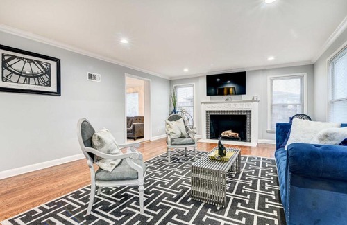 Highland Park House | Luxurious Detroit Home - Walk to Golf and Park!