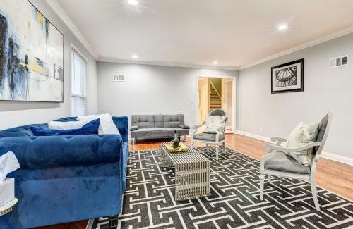 Highland Park House | Luxurious Detroit Home - Walk to Golf and Park!