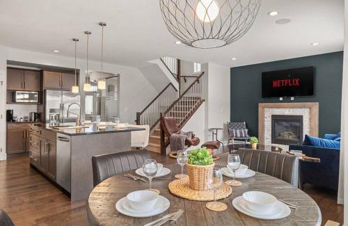 Southwest Edmonton House | Luxurious Entire House with Cental AC, Double Car Garage Parking, Upgraded Appliances, King Size Bed, Two Living Rooms & More
