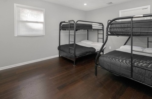 Glasser House | LUXURIOUS ESCAPE IN LAKEHOUSE W/ 4BR PKG&GAMEROOM