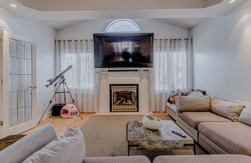 Schomberg House | Luxurious Family-Friendly House in Schomberg