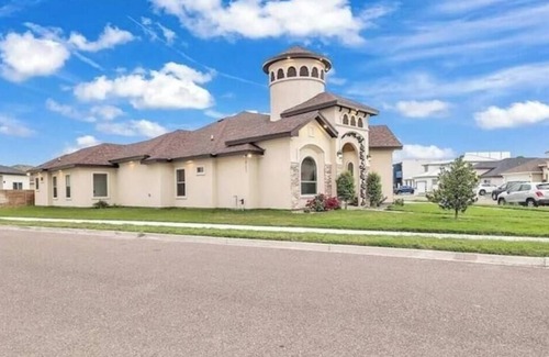 Edinburg House | Luxurious Gated 3BR, Relax No Chore Dog friendly rental