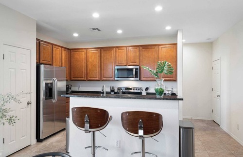 Stetson Hills State House | Luxurious Getaway: Spacious Backyard｜Instant Tour｜Flex Month2Month #41700