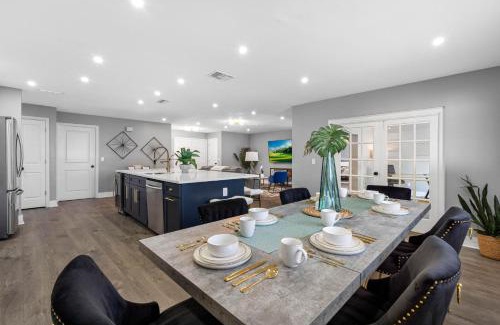 Temple Terrace House | Luxurious Golf Course Retreat