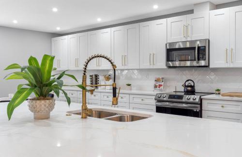 Temple Terrace House | Luxurious Golf Course Retreat