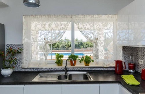 Rudine Villa | Luxurious Haven Villa with Pool and Mediterranean Garden - Five Bedroom Villa with Pool