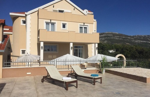 Rudine Villa | Luxurious Haven Villa with Pool and Mediterranean Garden - Five Bedroom Villa with Pool