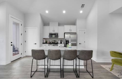 University Hills and Windsor Park House | Luxurious Hidden Gem - Downtown Access - Balcony