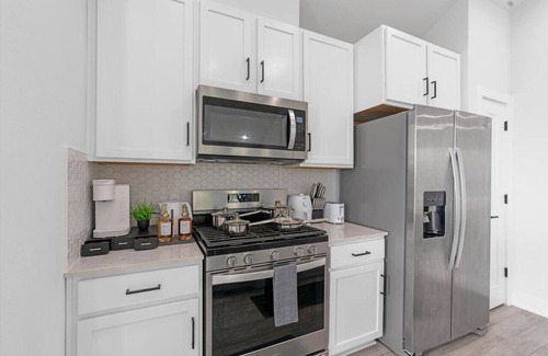 University Hills and Windsor Park House | Luxurious Hidden Gem - Downtown Access - Balcony