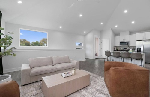 University Hills and Windsor Park House | Luxurious Hidden Gem - Downtown Access - Balcony