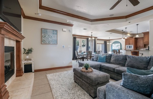 West San Antonio House | Luxurious Hill Country Twhm, Lg Family Living, Big Patio, wkspace, 1mi SeaWorld