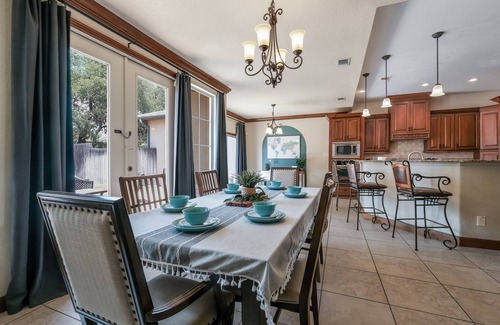West San Antonio House | Luxurious Hill Country Twhm, Lg Family Living, Big Patio, wkspace, 1mi SeaWorld