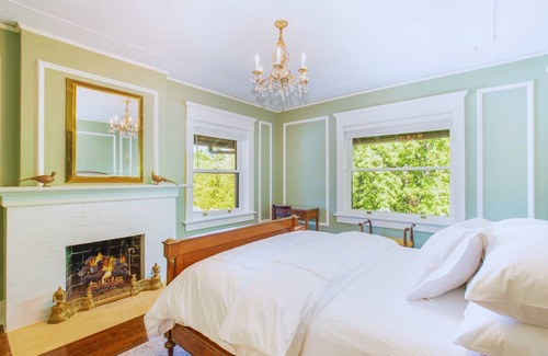 Lincoln Bed & Breakfast | Luxurious & Historic 9-Bedroom Mansion | Ideal for Gatherings & Retreats | Breakfast Included