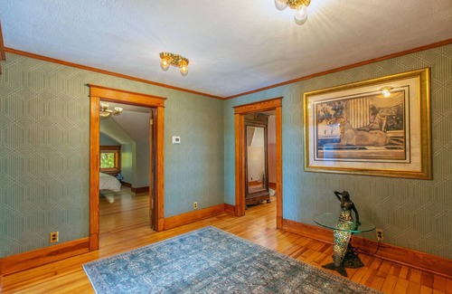 Lincoln Bed & Breakfast | Luxurious & Historic 9-Bedroom Mansion | Ideal for Gatherings & Retreats | Breakfast Included