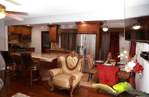 Bryn Mawr House | LUXURIOUS HOME AWAY FROM HOME