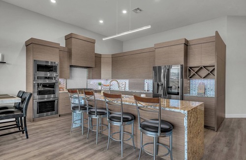 Bloomington House | Luxurious Home w Panoramic Views + Infinity Pool!