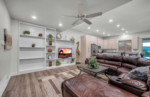 Bloomington House | Luxurious Home w Panoramic Views + Infinity Pool!