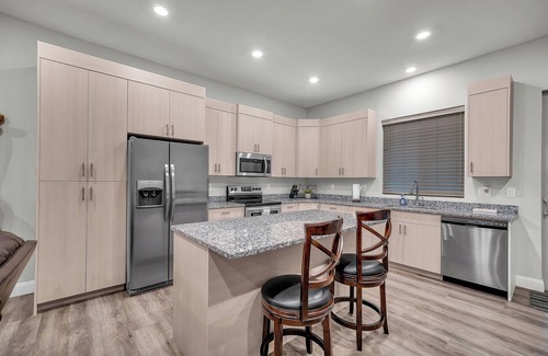 Bloomington House | Luxurious Home w Panoramic Views + Infinity Pool!