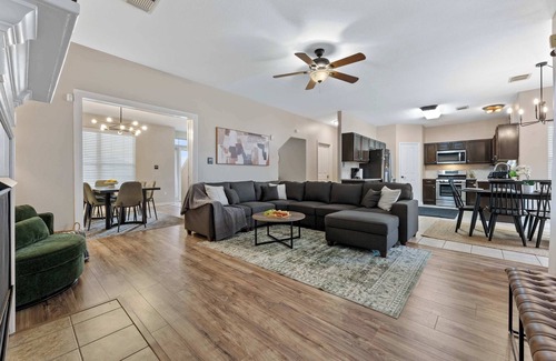 Willis House | Luxurious Home with Great Pool Area
