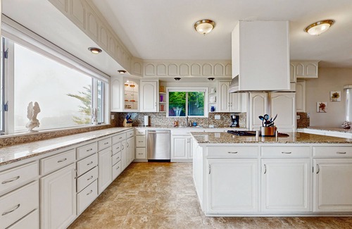 Fort Bragg House | Luxurious home with WiFi, game room, private hot tub, & ocean views