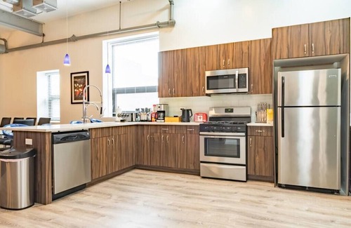 Near South Side Apartment | Luxurious HUGE Penthouse with 4000+ Games, Arcades