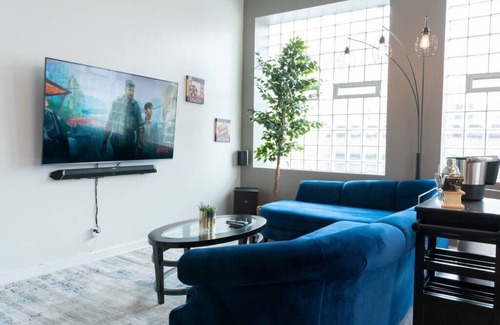 Near South Side Apartment | Luxurious HUGE Penthouse with 4000+ Games, Arcades