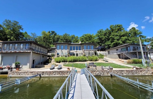 Gravois Mills House | Luxurious indulgence in your very own, modern lakefront home