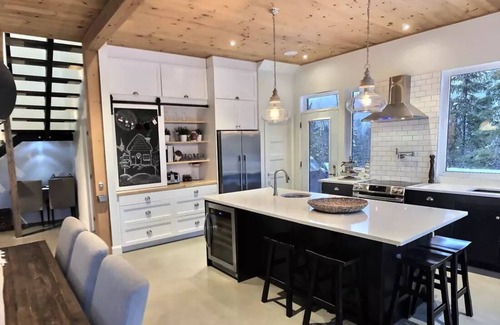 Saint Come Ski Chalet | Luxurious Lakefront Cottage