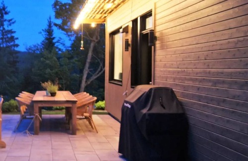 Saint Come Ski Chalet | Luxurious Lakefront Cottage