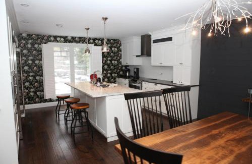 Bewdley House | Luxurious Lakefront Cottage, Sleeps 12