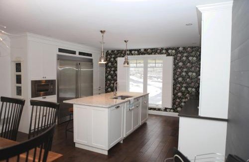 Bewdley House | Luxurious Lakefront Cottage, Sleeps 12
