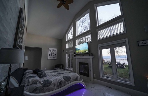 Blossvale House | Luxurious Lakefront Home w/jacuzzi & gameroom on Oneida Lake (Sylvan Beach area)