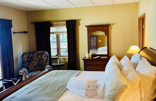 Lakeville Bed & Breakfast | Luxurious Lakefront Home