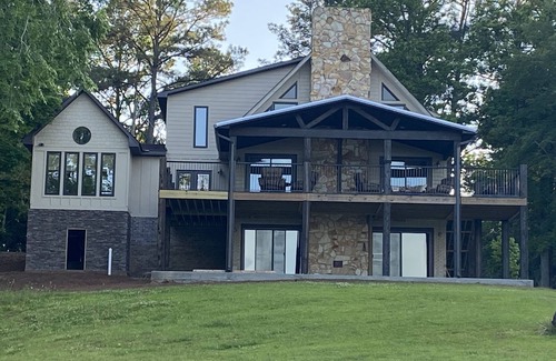 Northport House | Luxurious Lakefront Retreat