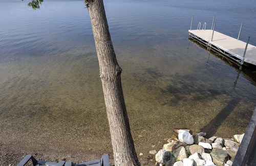 Erinsville House | Luxurious Lakeside cottage w/Hot Tub