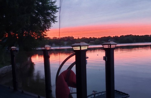 Erinsville House | Luxurious Lakeside cottage w/Hot Tub