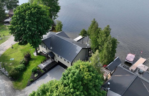 Erinsville House | Luxurious Lakeside cottage w/Hot Tub