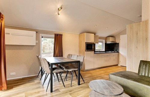 Hoge Hexel Ski Chalet | Luxurious lodge with airco, located beside a lake