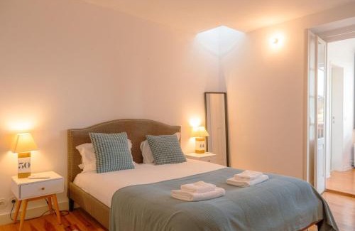 Linda-a-Velha Apartment | Luxurious Loft : Bridge-View Rooftop | By Airnest