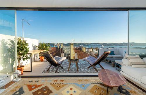 Linda-a-Velha Apartment | Luxurious Loft : Bridge-View Rooftop | By Airnest
