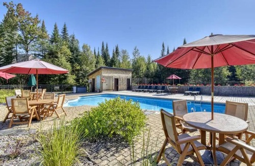 Lac Superieur Village Ski Chalet | Luxurious log cabin with private spa