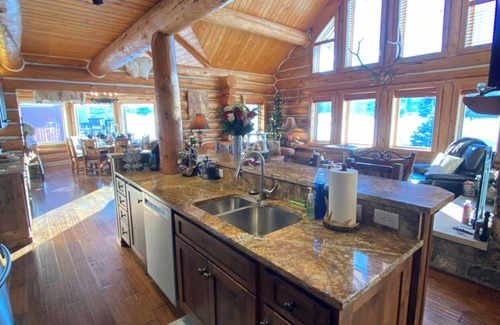 Red Lodge House | Luxurious Log Cabin & Hot Tub on Golf Course with Spectacular Mountain Views