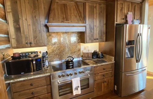 Red Lodge House | Luxurious Log Cabin & Hot Tub on Golf Course with Spectacular Mountain Views