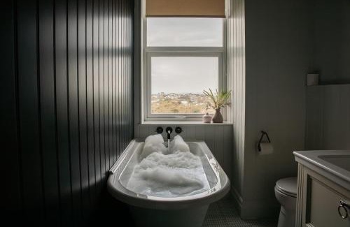 Amlwch House | Luxurious Manor House with Sea Views - Sleeps 10