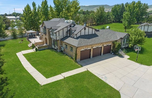 Bluffdale House | Luxurious Mansion w Orchard & Double Pickleball & Spa