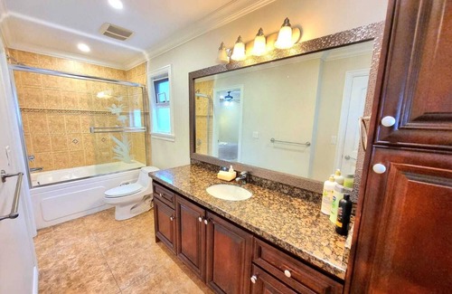 Newton Apartment | Luxurious Master Bedroom Suite with In-suite Bathroom with Jacuzzi