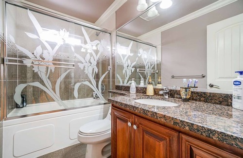 Newton Apartment | Luxurious Master Bedroom Suite with In-suite Bathroom with Jacuzzi