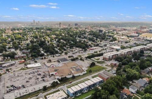 Omaha Apartment | Luxurious Midtown Retreat with Elevator Access
