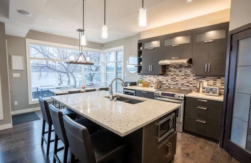 Fort Qu'Appelle Cottage | Luxurious Modern WaterFront Cottage/ICE FISHINGnn