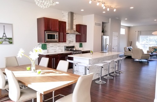 The Gate House | Luxurious & Modern. 4-story 5BDR House. Rooftop Deck w/amazing Arch Views!